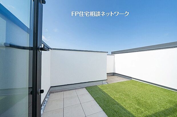 【外観】【プラン例 建物価格2300万円 建物面積100m2】空を身近に感じられるスカイバルコニー。外からの視線が届きにくく、開放感のある時間を楽しめる空間です。