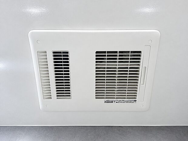 【浴室暖房乾燥機】浴室を乾燥、暖房、衣類乾燥、換気機能を備えた機器です。ヒートショック対策や部屋干し、カビ抑制に役立ち、快適なバスタイムと暮らしをサポートします。