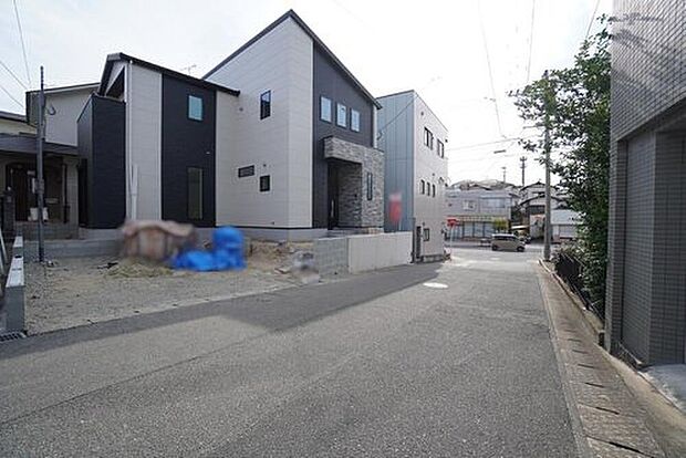 前面道路は北西側約6mの公道に面しています^^
西鉄バス「片縄」歩2分!大橋天神博多駅など多方面行♪
