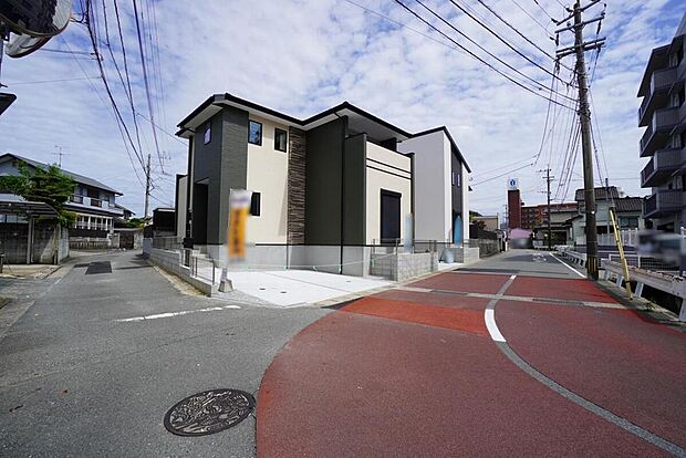 前面道路。西側約6.1ｍ、北側約4ｍ公道。
前面道路が広く駐車もラクラクです＾＾
1号棟は角地なので開放感◎