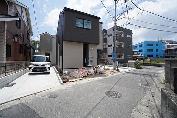 前面道路は北側約4mの公道に面しています^^
JR「南福岡」歩10分!
西鉄「桜並木」(自転車6分/1.4km)