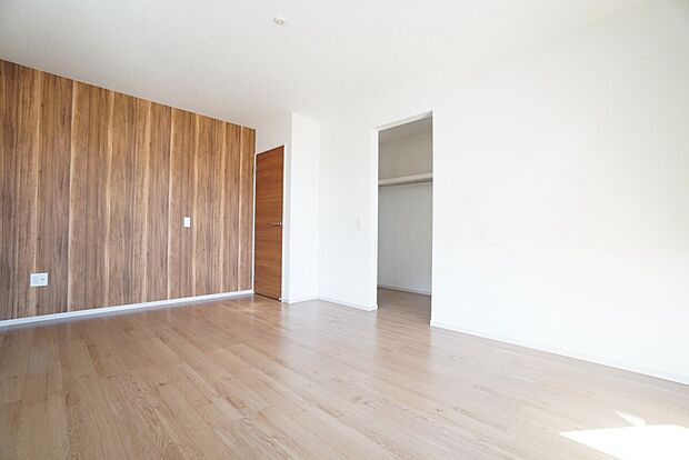 主寝室としてお使いいただけそうなこちらのお部屋は、日当たりが良く、爽やかな風を感じて起きる朝は、快適生活の始まりに。