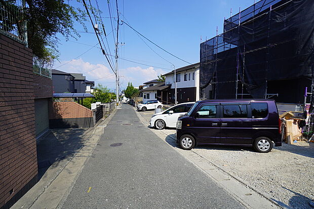現地（2026年8月）撮影。大型車の通行が少なく、騒音や振動が少ないので静かで快適な生活を送れます。