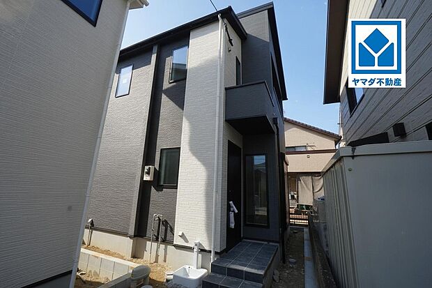 2号棟。
静かな環境の旗竿地^^玄関は奥まっていて、人の出入りが見えにくいので防犯面も安心♪
4LDK!南向き☆P2台!