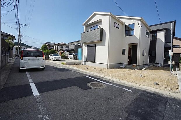 前面道路は南側約6mの公道に面しています。
ロピア福岡白水店(車2分/850m)♪
業務スーパー塚原台店(車3分/1km)♪