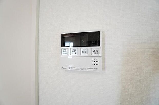【【給湯器リモコン】】キッチン横からお湯張り、追い炊き、足し湯がボタン一つで楽々操作できる給湯機リモコンです^^忙しい夕飯の準備の時間帯に重宝しますね。