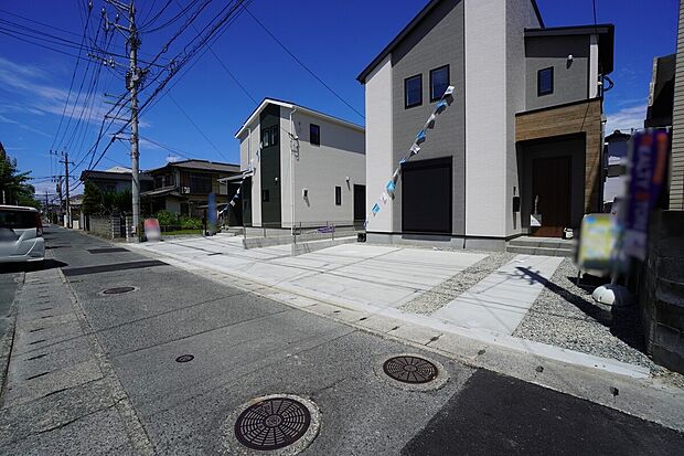 【前面道路含む現地写真】前面道路は北西側約4ｍ公道に面しています＾＾前面道路が広々としているので、駐車もラクラクですね＾＾