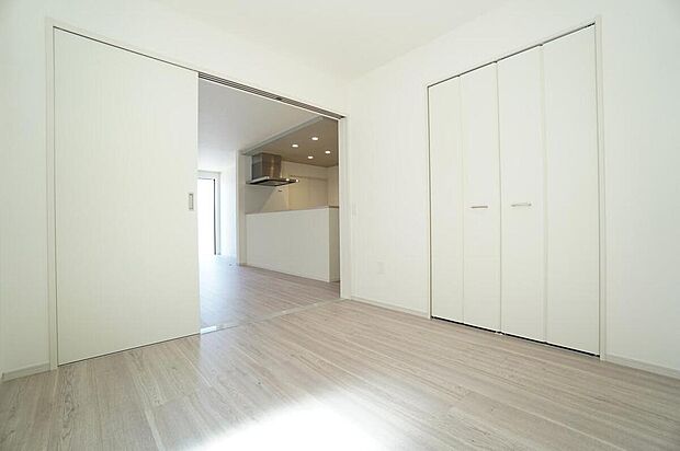 【2号棟】住む人のこだわりを活かす洋室^^広めのクローゼットもあり荷物もすっきり片付けられ、ゆとりのある暮らしが出来ます^^