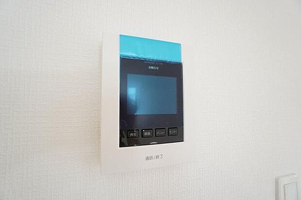 【TVモニター付インターホン】防犯はもちろん、セールスマン対策にもなるモニター付きインターホンです。
来訪者の顔が見えるので安心ですね^^