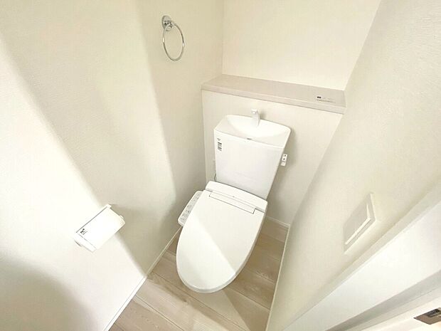 【トイレ】1階2階の2ヶ所にトイレがありますので、忙しい朝にも家族に気を使わず、ゆとりが生まれますね＾＾ウォシュレット、暖房便座、節電・節水機能など、使い勝手のよい高機能トイレです。
上部には収納棚が付いています