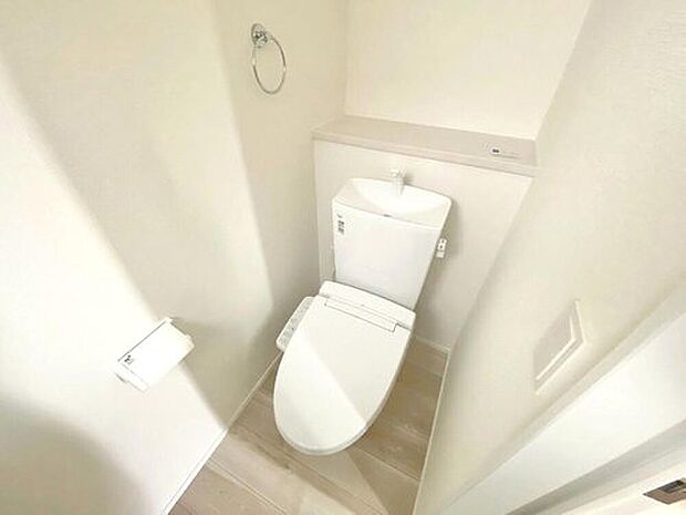 【トイレ】1階2階の2ヶ所にトイレがありますので、忙しい朝にも家族に気を使わず、ゆとりが生まれますね^^ウォシュレット、暖房便座、節電・節水機能など、使い勝手のよい高機能トイレです。
上部には収納棚が付いていま