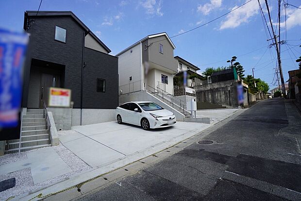 【前面道路含む現地写真】1・3号棟。
前面道路は南西側4m公道に面しています^^
新生活におススメな物件をご紹介させていただきます^^是非お問合せ下さい^^