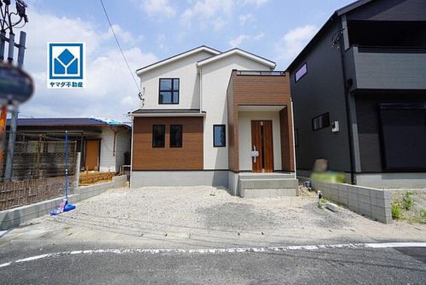 【外観】1号棟。
須玖小学校まで徒歩4分♪スーパー、コンビニ、ドラッグストア⇒徒歩約9分圏内♪
子育て世帯におススメの住環境です^^