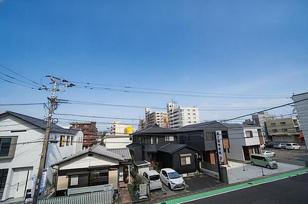 【眺望】1号棟。
目の前に日差しを遮る建物がないので、日当たり＆風通し良好です＾＾心地よい自然の光や風を感じることができ、ほどよく開放感のある空間がつくれます。