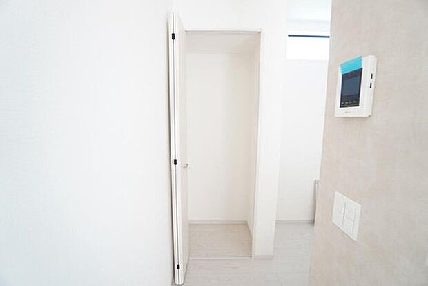 【収納】2号棟。
まとめ買いしても心配要らずのパントリー。調理家電や食品のストックをすっきりまとめられ、キッチン周りを広々使えます◎