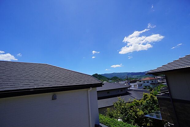 【眺望】2階バルコニーからの眺望です。前面に遮るものがなく景色を一望できます。日当たり良好。お洗濯物が良く乾きます。