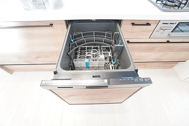 【食器洗浄機】5号棟。食事の後の手間を解消する食器洗い乾燥機付。冬場の洗い物で手荒れの悩みもなくなります。手洗いよりも節約できて便利。