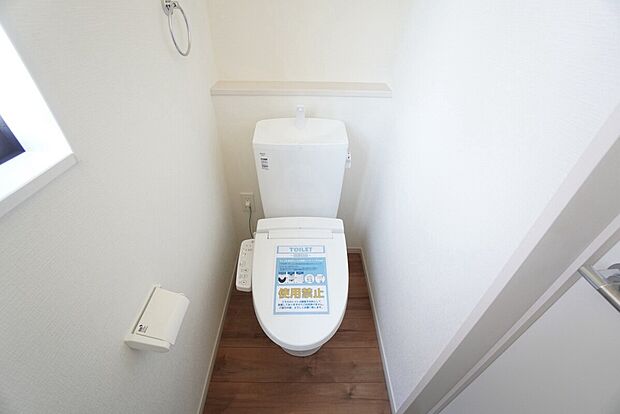 【トイレ】温水洗浄機付トイレです。節水機能もあるので、安心して使えますね。もちろん、１階２階の２ヶ所にトイレがあるので、忙しい朝にもゆとりができますね。