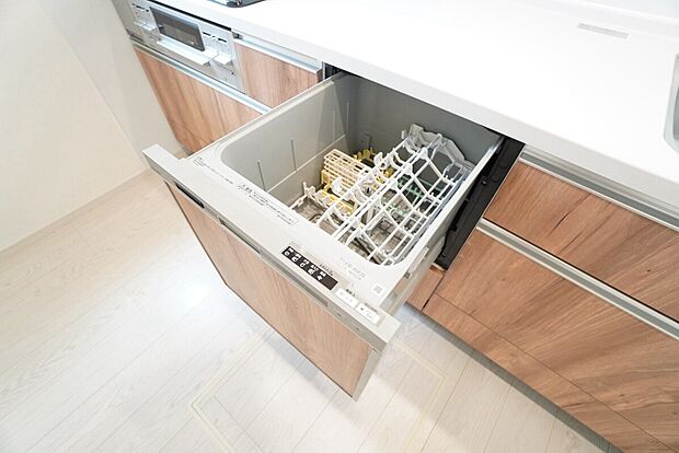 【食器洗浄機】食事の後の手間を解消する食器洗い乾燥機付。冬場の洗い物で手荒れの悩みもなくなります。手洗いよりも節約できて便利。