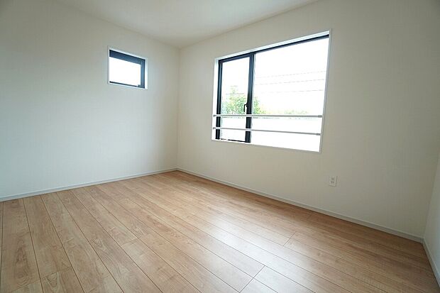 【洋室。】1号棟。主寝室としてお使いいただけそうなこちらのお部屋は、日当たりが良く、爽やかな風を感じて起きる朝は、快適生活の始まりに。