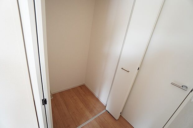 【収納】1号棟。洋室にはクローゼットが設けられています。たっぷり収納できるので衣替えの心配もいりませんね^^