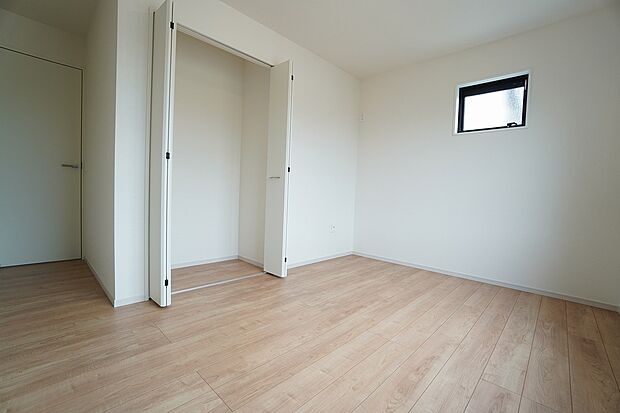 【洋室】1号棟。住む人のこだわりを活かす洋室^^広めのクローゼットもあり荷物もすっきり片付けられ、ゆとりのある暮らしが出来ます^^