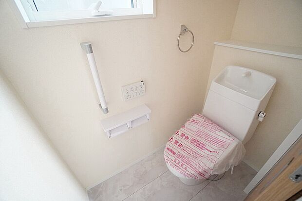 【トイレ】2号棟。温水洗浄機付トイレです。節水機能もあるので、安心して使えますね。もちろん、1階2階の2ヶ所にトイレがあるので、忙しい朝にもゆとりができますね。