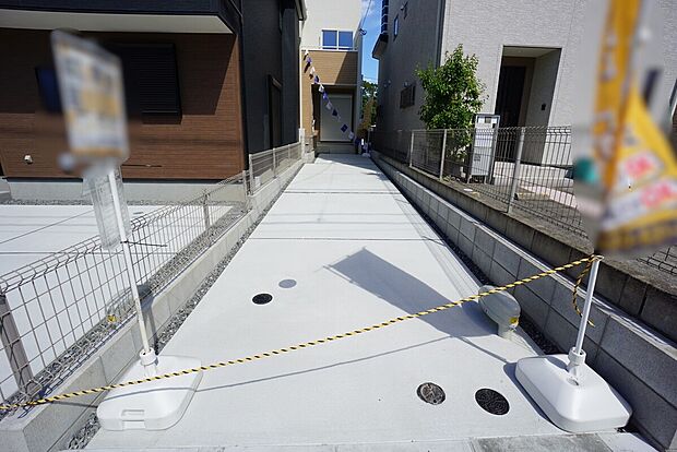 【駐車場】2号棟。
駐車スペースはゆとりある2台分を確保。マイカー用に、お客さま用に、余裕を持ってご利用いただけます^^