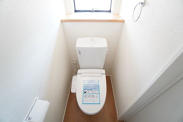 【トイレ】2号棟。温水洗浄機付トイレです。節水機能もあるので、安心して使えますね。もちろん、1階2階の2ヶ所にトイレがあるので、忙しい朝にもゆとりができますね。