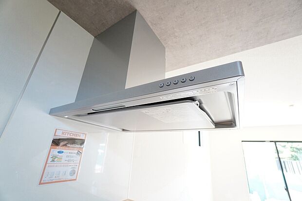 【レンジフード】2号棟。コンロ上には換気扇完備＾＾すぐ横に小窓が設けられているので、換気扇と合わせてWで換気できます＾＾