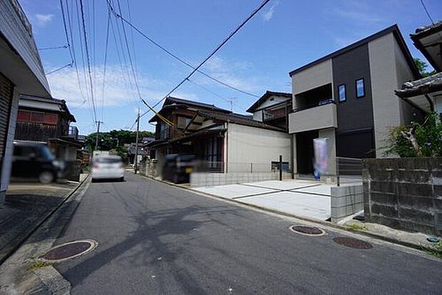 前面道路。車による騒音や排気ガスの影響が比較的少なく、通行人の視線なども気にならない、静かな環境です。