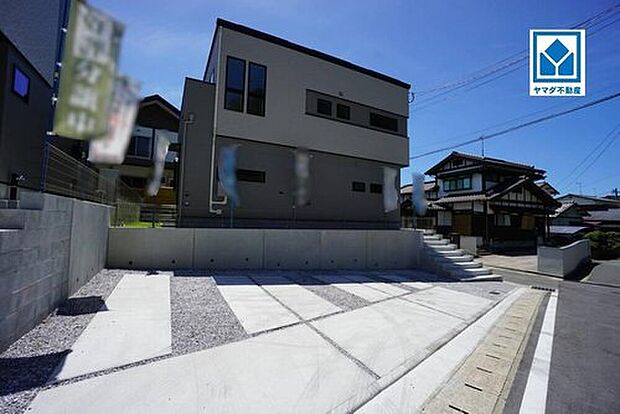 2号棟。敷地が道路より高い位置にあるため、歩行者から敷地内を覗かれる心配がなく、プライバシーが保たれます。