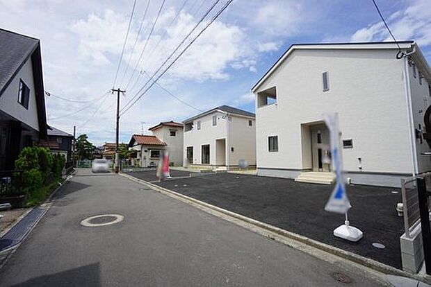 前面道路東側約5.18ｍ公道。道路を通る自動車の音や、通行人からの視線が家の中には届かないため、平穏な暮らしが楽しめるでしょう。

