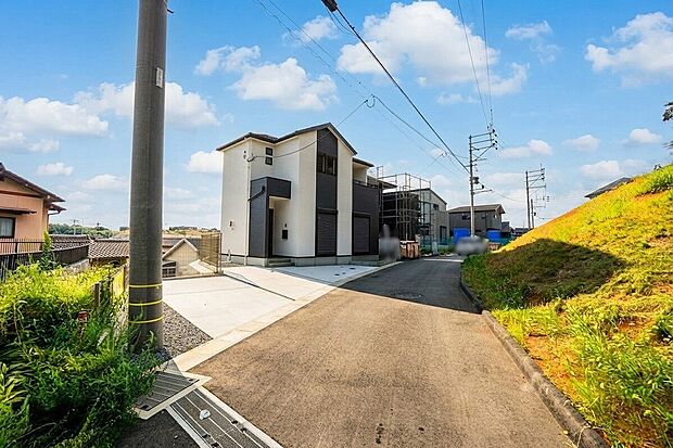 車による騒音や排気ガスの影響が比較的少なく、通行人の視線なども気にならない、静かな環境。住人以外の車の進入も少なく、小さなお子様を持つご家庭にも安心です。