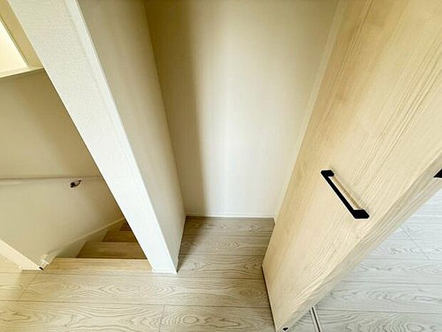 【1号棟。】2階の廊下にも収納を確保。各居室に入りきれなかった荷物や、2階で使用する日用品のストック置き場に便利です。