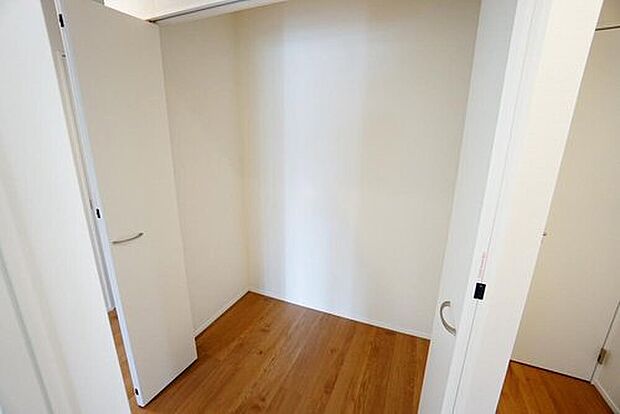 【収納】ホールには広々としたクローゼットを完備◎
常時にもすぐ取り出せる防災グッズや備蓄品の収納などにおススメ^^