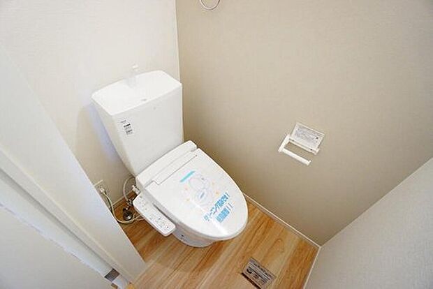 【トイレ】1階2階の2ヶ所にトイレがありますので、忙しい朝にも家族に気を使わず、ゆとりが生まれますね＾＾
小窓付きで換気する時に便利です＾＾