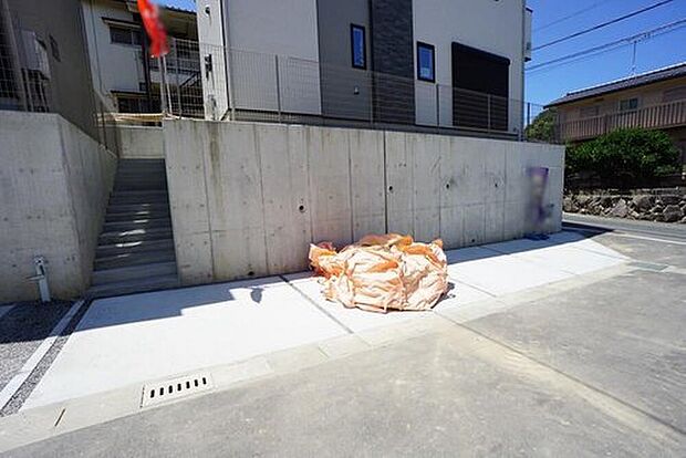 【駐車場】駐車スペースはゆとりある2台分を確保。マイカー用に、お客さま用に、余裕を持ってご利用いただけます＾＾
