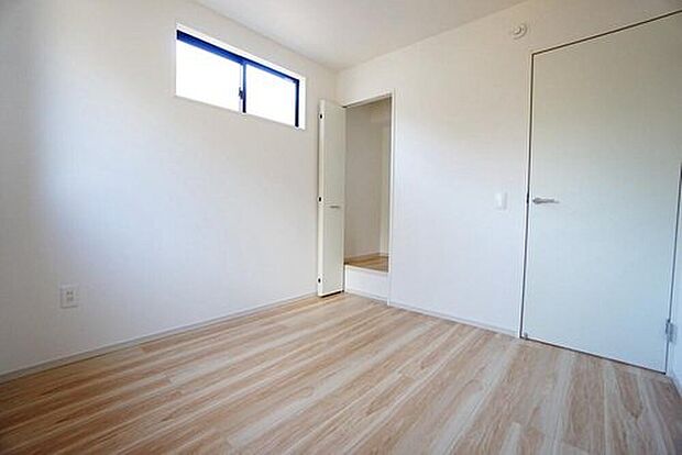 【居室】木目調のシンプルデザインで落ち着きと安らぎの空間に仕上げています。各部屋に収納が完備されているので、お荷物が増えても安心の設計です。