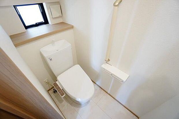 【トイレ】1階2階の2ヶ所にトイレがありますので、忙しい朝にも家族に気を使わず、ゆとりが生まれますね＾＾
小窓付きで換気する時に便利です＾＾