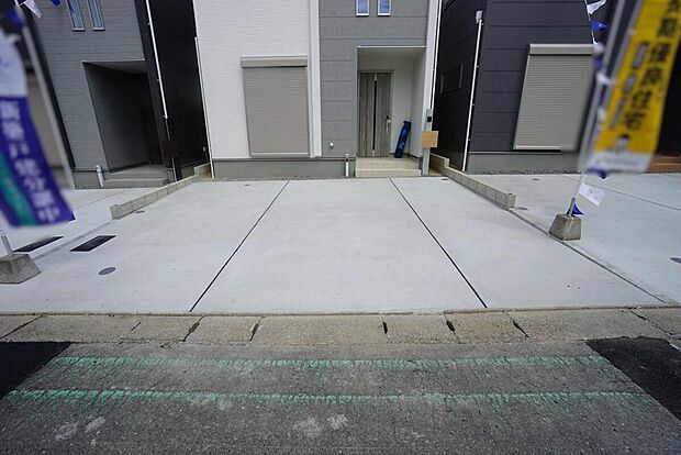 【駐車場】2号棟。駐車スペースはゆとりある2台分を確保。マイカー用に、お客さま用に、余裕を持ってご利用いただけます。