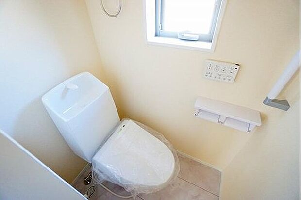 【トイレ】温水洗浄機付トイレです。節水機能もあるので、安心して使えますね。もちろん、１階２階の２ヶ所にトイレがあるので、忙しい朝にもゆとりができますね。

