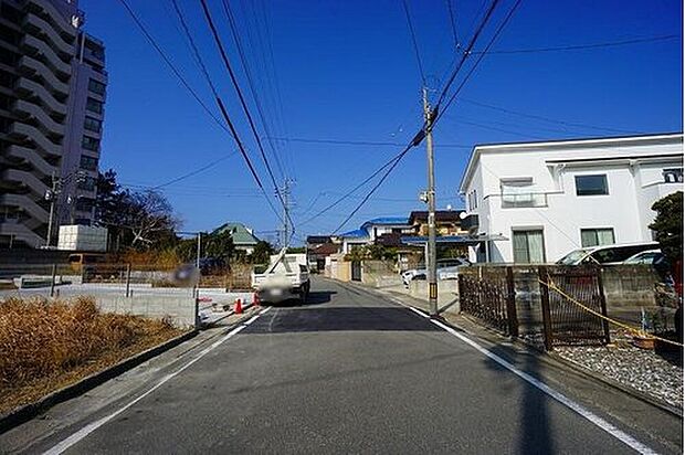 【前面道路含む現地写真】前面道路は広く、車同士がすれ違うスペースが十分にあります。落ち着いた住宅地内で快適な生活を実現してみませんか＾＾

