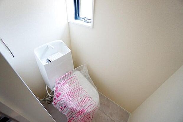 【トイレ】温水、暖房、ウォシュレット付の高機能トイレです。もちろん各階にトイレがあるので、忙しい朝の混雑を避けることが出来ます。

