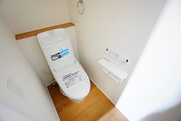 【トイレ】2号棟。温水洗浄機付トイレです。節水機能もあるので、安心して使えますね。もちろん、１階２階の２ヶ所にトイレがあるので、忙しい朝にもゆとりができますね。

