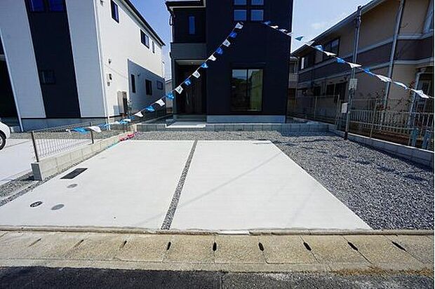 【駐車場】3号棟。駐車スペースはゆとりある3台分を確保。マイカー用に、お客さま用に、余裕を持ってご利用いただけます。

