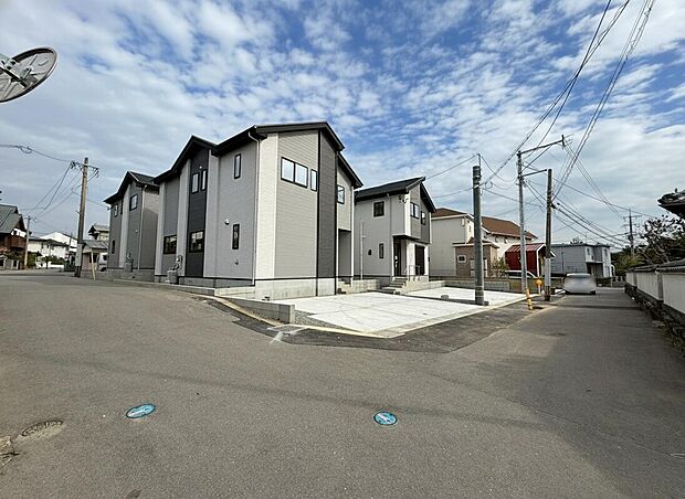 【前面道路】閑静な住宅街に佇む新築戸建、子育てファミリーに嬉しい立地、家族で安心して暮らせる住まい。