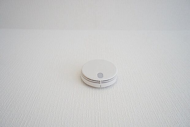 【火災報知器】A号棟。火災報知器が設置されていることで、火災の発生をいち早く感知し、就寝中や留守中でも素早く危険を知らせてくれるため、家族の安全を確保し被害を最小限に抑えられます。