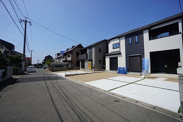 【前面道路含む現地写真】ゆったりとした6m幅の道路をはさんでいることで陽射しを遮られることなくとても明るいです。