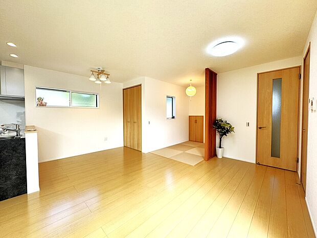 ご覧いただきありがとうございます。担当岡崎です。この物件の魅力を順にご紹介していきますね。この物件のポイントは間取り。ＬＤＫは広さ20.6帖。三面採光により明るく、風通しの良い開放感のある空間です♪